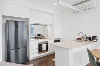 Two Bedroom City Retreat with Pool, Gym and Parking - 8
