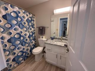 Spacious Lakeview Condo with 3 BR3 BA and Pool - 7