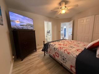 Spacious Lakeview Condo with 3 BR3 BA and Pool - 8