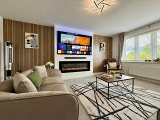 Spacious 4 Bedroom Home With 3 Bathrooms And Driveway Parking - 0