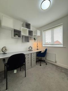 Spacious 4 Bedroom Home With 3 Bathrooms And Driveway Parking - 9