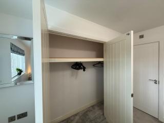 Spacious 4 Bedroom Home With 3 Bathrooms And Driveway Parking - 7