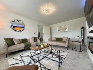 Spacious 4 Bedroom Home With 3 Bathrooms And Driveway Parking - 6