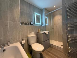 Spacious 4 Bedroom Home With 3 Bathrooms And Driveway Parking - 1