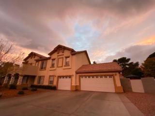 Luxury Vegas estate with a swimming pool, a basket ball court & close to Strip - 7
