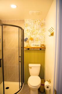 Cozy & Fully-Equipped Thai Style Guest Suite with Skylight and Private Entrance - 4