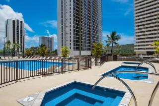 34Fl Deluxe retreat in Waikiki with ocean views, pool & parking - 4