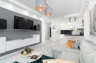 Nowoczesny Apartament z Balkonem w Spokojnej Okolicy by Noclegi Renters - 5