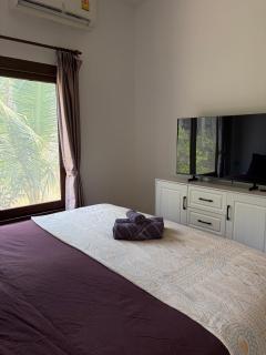 Smart TV, 2 Aircons, King Bed, Hammock, Fast Wifi - 7