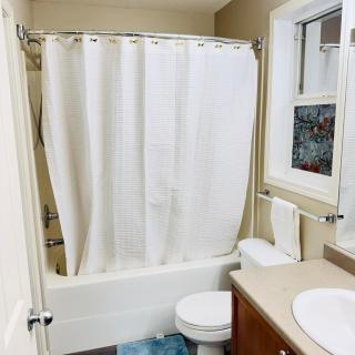 Edmonton three bedrooms two baths 5 beds - 6