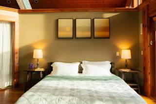 PNW King Suite - JettedTub - Mountain View Retreat - 4