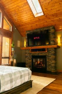 PNW King Suite - JettedTub - Mountain View Retreat - 2