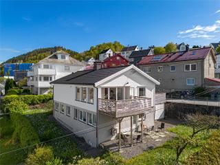 Bergen apartment with view of the city - 9