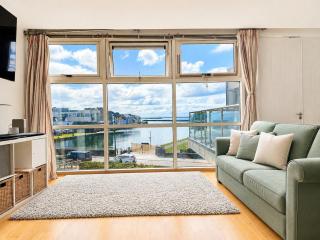 Modern 2 Bed Apartment in Galway City with Incredible Views Sleeps 4 - 0