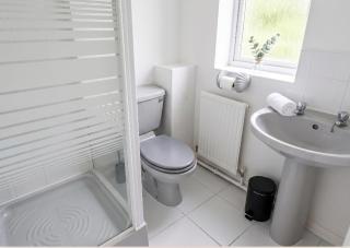 Detached House - 3 Bedrooms - 3 Bathrooms - Private Garden & Parking Plus Garage - Quiet Cul De Sac Location - Dog Friendly - Fast Wifi - Close to Motorway Access - 1