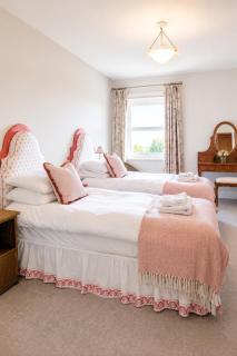 Stylish Top Floor Retreat with Stunning Solent Views - 6