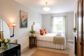 Stylish Top Floor Retreat with Stunning Solent Views - 4