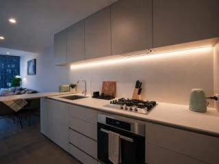 Skyline Suites - Stylish Corner Suite, City Views - 5