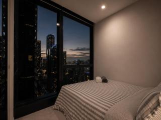 Skyline Suites - Stylish Corner Suite, City Views - 2