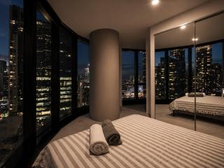 Skyline Suites - Stylish Corner Suite, City Views - 9