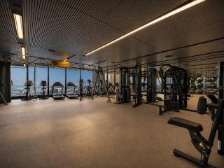 Skyline Suites - Stylish Corner Suite, City Views - 8