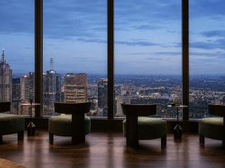 Skyline Suites - Stylish Corner Suite, City Views - 1