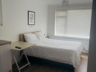 Studio - Sleeps 2 - Wifi - Parking - 6