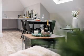 SOBO Loft Sleek Southbourne 2-Bedroom Apartment Close to SOBO Beach - 3