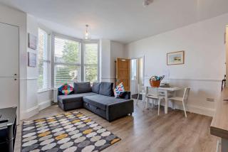 Dizzy Lows Modern 1 Bedroom Swanage Apartment with Sea View - 8