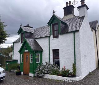 Loch Ness village cottage for 2 with free parking & pets welcome - 0