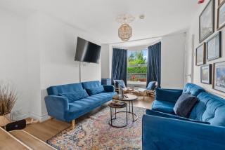 Spacious Home, Walk to City Centre & Free Parking - 9