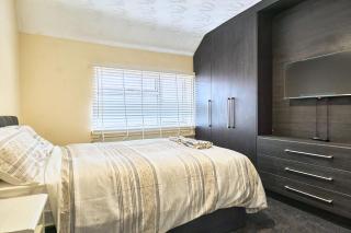 House Sleeps 11 with Parking - 3