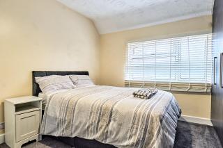 House Sleeps 11 with Free Parking & WiFi - 2