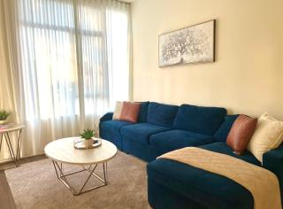 Heart of Hollywood - Walk of Fame Studio - 1bd or 2bd with View - Free parking - Balcony - Wifi - Rooftop - Gym - Upscale amenities - 2