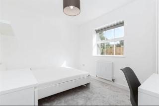 7 bed modern house with 5 bathrooms and garden - 5
