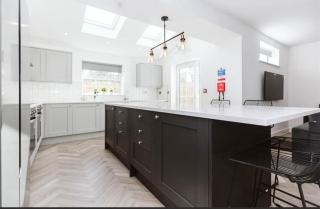 7 bed modern house with 5 bathrooms and garden - 4