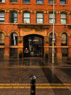 Spacious 2BR I Pool Table I Workspace I City Centre - 6