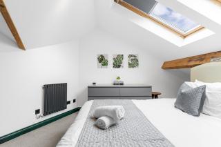 Spacious 2BR I Pool Table I Workspace I City Centre - 4
