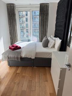 Beautiful 2 bedroom Apartment on the River Thames - 0