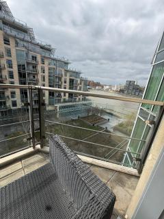 Beautiful 2 bedroom Apartment on the River Thames - 9