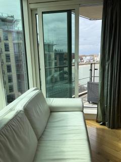 Beautiful 2 bedroom Apartment on the River Thames - 7