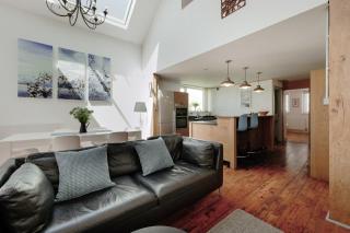 The Old Coach House, Luxury Harbourside Apartment - 9