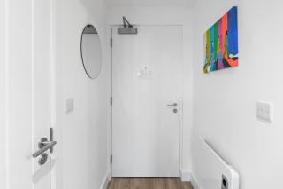 Stylish City Apartment with Juliette Balcony, Retro Games & Fast WiFi - 2