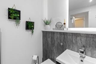 Stylish City Apartment with Juliette Balcony, Retro Games & Fast WiFi - 1