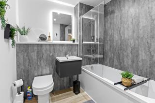Stylish City Apartment with Juliette Balcony, Retro Games & Fast WiFi - 7