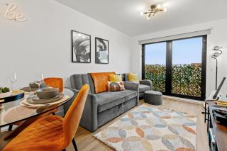 Stylish City Apartment with Juliette Balcony, Retro Games & Fast WiFi - 8