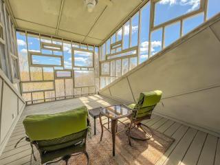 Serenity on the Mountain: The Most Beautiful Escape - McHenry - 9