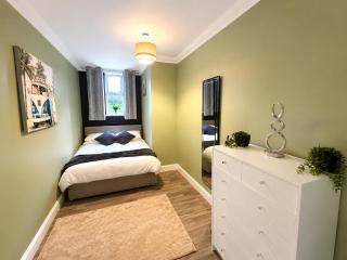 Glen Fern Lodge - Garden Apartment with Parking - Heart of Bournemouth Town Centre - Close to Beach - Darts and Table Football - Sleeps 11 - 7