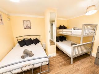 Glen Fern Lodge - Garden Apartment with Parking - Heart of Bournemouth Town Centre - Close to Beach - Darts and Table Football - Sleeps 11 - 1