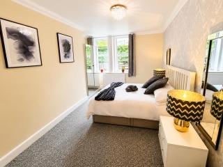 Glen Fern Lodge - Garden Apartment with Parking - Heart of Bournemouth Town Centre - Close to Beach - Darts and Table Football - Sleeps 11 - 3